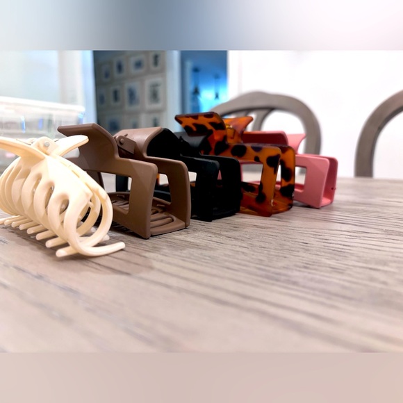 Large & Medium Sized Claw Clips In Various Colors - Picture 5 of 6